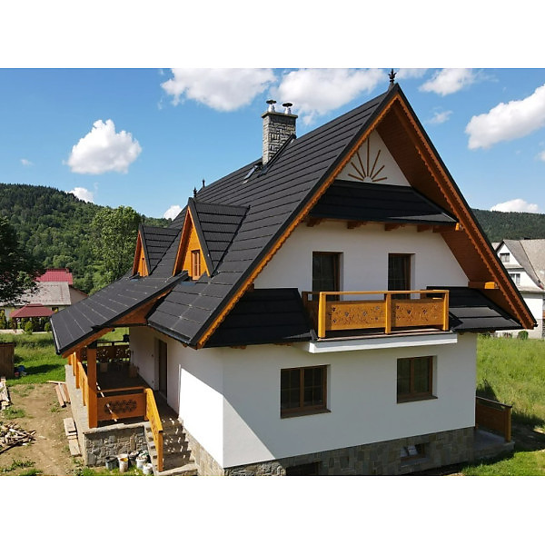 Композитна черепиця Metrotile Woodshake Coal Black на покрівлі сучасного будинку